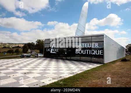 Una visione generale della fabbrica di coltelli 'la Forge de Laguiole' il 19 settembre 2012 a Laguiole, Francia centrale. I residenti di Laguiole, un villaggio sinonimo dei coltelli più famosi della Francia, hanno simbolicamente 'senza nome' la loro casa in una protesta per aver perso il controllo sul nome. Gli abitanti del villaggio sono furiosi che il nome Laguiole è passato nelle mani di un imprenditore che gli permette di essere utilizzato per vendere coltelli made-in-China e barbecue. Foto di Pascal Parrot/ABACAPRESS.COM Foto Stock