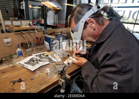 I lavoratori sono visti presso la fabbrica di coltelli 'la Forge de Laguiole' il 19 settembre 2012 a Laguiole, Francia centrale. I residenti di Laguiole, un villaggio sinonimo dei coltelli più famosi della Francia, hanno simbolicamente 'senza nome' la loro casa in una protesta per aver perso il controllo sul nome. Gli abitanti del villaggio sono furiosi che il nome Laguiole è passato nelle mani di un imprenditore che gli permette di essere utilizzato per vendere coltelli made-in-China e barbecue. Foto di Pascal Parrot/ABACAPRESS.COM Foto Stock