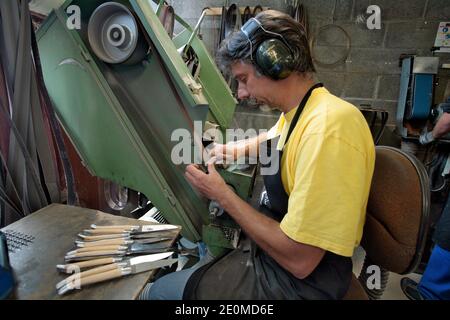 I lavoratori sono visti presso la fabbrica di coltelli 'la Forge de Laguiole' il 19 settembre 2012 a Laguiole, Francia centrale. I residenti di Laguiole, un villaggio sinonimo dei coltelli più famosi della Francia, hanno simbolicamente 'senza nome' la loro casa in una protesta per aver perso il controllo sul nome. Gli abitanti del villaggio sono furiosi che il nome Laguiole è passato nelle mani di un imprenditore che gli permette di essere utilizzato per vendere coltelli made-in-China e barbecue. Foto di Pascal Parrot/ABACAPRESS.COM Foto Stock