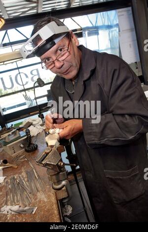 I lavoratori sono visti presso la fabbrica di coltelli 'la Forge de Laguiole' il 19 settembre 2012 a Laguiole, Francia centrale. I residenti di Laguiole, un villaggio sinonimo dei coltelli più famosi della Francia, hanno simbolicamente 'senza nome' la loro casa in una protesta per aver perso il controllo sul nome. Gli abitanti del villaggio sono furiosi che il nome Laguiole è passato nelle mani di un imprenditore che gli permette di essere utilizzato per vendere coltelli made-in-China e barbecue. Foto di Pascal Parrot/ABACAPRESS.COM Foto Stock