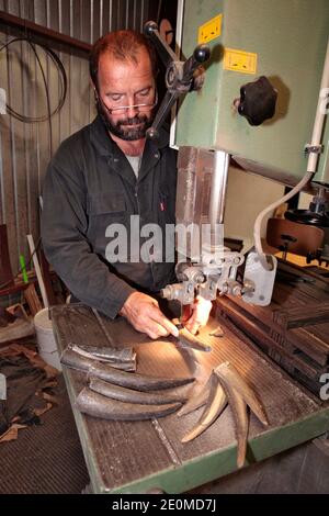 I lavoratori sono visti presso la fabbrica di coltelli 'la Forge de Laguiole' il 19 settembre 2012 a Laguiole, Francia centrale. I residenti di Laguiole, un villaggio sinonimo dei coltelli più famosi della Francia, hanno simbolicamente 'senza nome' la loro casa in una protesta per aver perso il controllo sul nome. Gli abitanti del villaggio sono furiosi che il nome Laguiole è passato nelle mani di un imprenditore che gli permette di essere utilizzato per vendere coltelli made-in-China e barbecue. Foto di Pascal Parrot/ABACAPRESS.COM Foto Stock