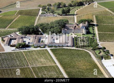 Veduta aerea del Castello d'Yquem, a Sauternes, regione di Bordeaux, Francia sud-occidentale il 20 settembre 2012. Lo Chateau - nella denominazione 'Sauternes' (bianco) - appartiene ai primi 10 vini 'grands Crus Classes' nella zona di Bordeaux. La regione di Bordeaux, centrata sulla città di Bordeaux, copre l'intera area del dipartimento della Gironda, con una superficie viticola totale di oltre 120,000 ettari, rendendola la più grande area viticola della Francia. Le annate medie producono più di 700 milioni di bottiglie di vino Bordeaux, che vanno da grandi quantità di vino da tavola quotidiano, ad alcune delle più costose e pres Foto Stock