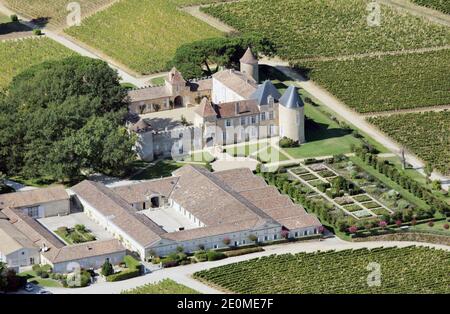 Veduta aerea del Castello d'Yquem, a Sauternes, regione di Bordeaux, Francia sud-occidentale il 20 settembre 2012. Lo Chateau - nella denominazione 'Sauternes' (bianco) - appartiene ai primi 10 vini 'grands Crus Classes' nella zona di Bordeaux. La regione di Bordeaux, centrata sulla città di Bordeaux, copre l'intera area del dipartimento della Gironda, con una superficie viticola totale di oltre 120,000 ettari, rendendola la più grande area viticola della Francia. Le annate medie producono più di 700 milioni di bottiglie di vino Bordeaux, che vanno da grandi quantità di vino da tavola quotidiano, ad alcune delle più costose e pres Foto Stock