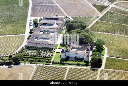 Veduta aerea del Castello d'Yquem, a Sauternes, regione di Bordeaux, Francia sud-occidentale il 20 settembre 2012. Lo Chateau - nella denominazione 'Sauternes' (bianco) - appartiene ai primi 10 vini 'grands Crus Classes' nella zona di Bordeaux. La regione di Bordeaux, centrata sulla città di Bordeaux, copre l'intera area del dipartimento della Gironda, con una superficie viticola totale di oltre 120,000 ettari, rendendola la più grande area viticola della Francia. Le annate medie producono più di 700 milioni di bottiglie di vino Bordeaux, che vanno da grandi quantità di vino da tavola quotidiano, ad alcune delle più costose e pres Foto Stock