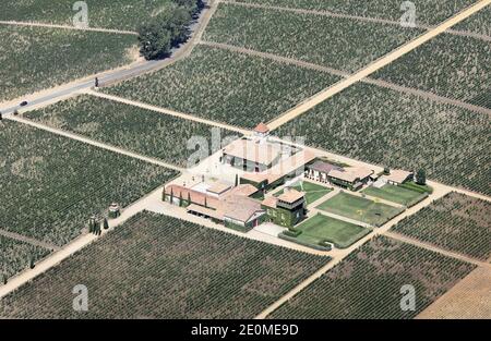 Veduta aerea di Chateau Smith Haut Lafite, a Martillac, regione di Bordeaux, Francia sud-occidentale il 20 settembre 2012. Lo Chateau - nella denominazione "Pessac-Leognan" - appartiene ai primi 10 vini "grands Crus Classes" nella zona di Bordeaux. La regione di Bordeaux, centrata sulla città di Bordeaux, copre l'intera area del dipartimento della Gironda, con una superficie viticola totale di oltre 120,000 ettari, rendendola la più grande area viticola della Francia. Le annate medie producono oltre 700 milioni di bottiglie di vino Bordeaux, che vanno da grandi quantità di vino da tavola quotidiano, ad alcune delle più costose A. Foto Stock