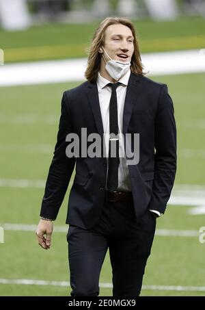 New Orleans, Stati Uniti. 01 gennaio 2021. Il quarto di Clemson Tigers Trevor Lawrence arriva per la partita semifinale di Sugar Bowl contro i Buckeyes dello stato dell'Ohio alla Mercedes-Benz Superdome di New Orleans, venerdì 1 gennaio 2021. Foto di Aaron Josefczyk/UPI Credit: UPI/Alamy Live News Foto Stock