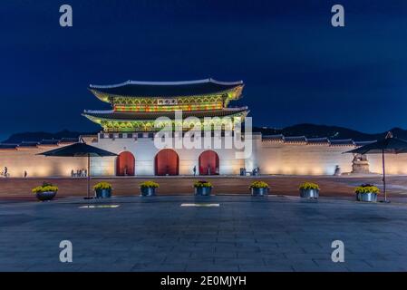 SEOUL, COREA, 17 OTTOBRE 2019: Vista notturna della porta di Gwanghwamun a Seoul, Repubblica di Corea Foto Stock