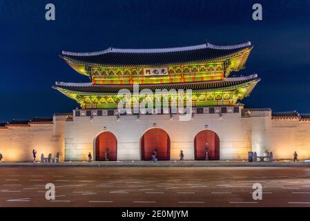 SEOUL, COREA, 17 OTTOBRE 2019: Vista notturna della porta di Gwanghwamun a Seoul, Repubblica di Corea Foto Stock