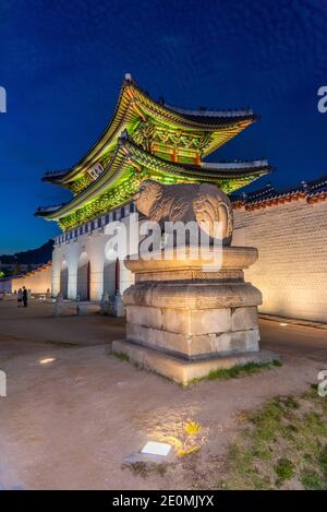 SEOUL, COREA, 17 OTTOBRE 2019: Vista notturna della porta di Gwanghwamun a Seoul, Repubblica di Corea Foto Stock