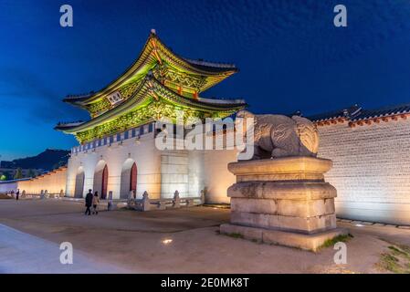 SEOUL, COREA, 17 OTTOBRE 2019: Vista notturna della porta di Gwanghwamun a Seoul, Repubblica di Corea Foto Stock