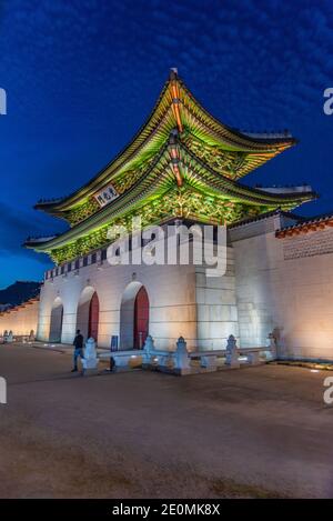 SEOUL, COREA, 17 OTTOBRE 2019: Vista notturna della porta di Gwanghwamun a Seoul, Repubblica di Corea Foto Stock