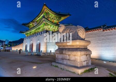 SEOUL, COREA, 17 OTTOBRE 2019: Vista notturna della porta di Gwanghwamun a Seoul, Repubblica di Corea Foto Stock