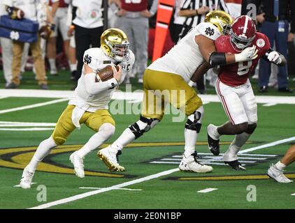 Arlington, Stati Uniti. 01 gennaio 2021. Notre Dame quarterback Ian Book irrita l'aganst Alabama durante la seconda metà del Rose Bowl Game del 2021 venerdì 1 gennaio 2021 presso L'AT&T Stadium di Arlington, Texas. Il Rose Bowl, uno dei giochi semifinali di College Football Playoff, è stato spostato da casa a Pasadena in Texas a causa delle restrizioni COVID-19 in California. Foto di Ian Halperin/UPI Credit: UPI/Alamy Live News Foto Stock