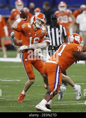 New Orleans, Stati Uniti. 01 gennaio 2021. Il quarto di Clemson Tigers Trevor Lawrence (16) è sotto la pressione di un difensore dell'Ohio state Buckeyes durante la prima metà del gioco semifinale NCAA di Sugar Bowl alla Mercedes-Benz Superdome a New Orleans, venerdì 1 gennaio 2021. Foto di Aaron Josefczyk/UPI Credit: UPI/Alamy Live News Foto Stock