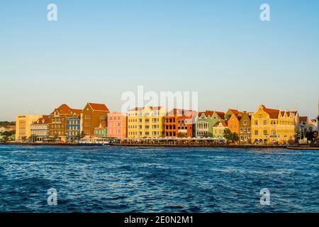 Edifici colorati, architettura nella capitale Willemstad, Curacao. Foto Stock