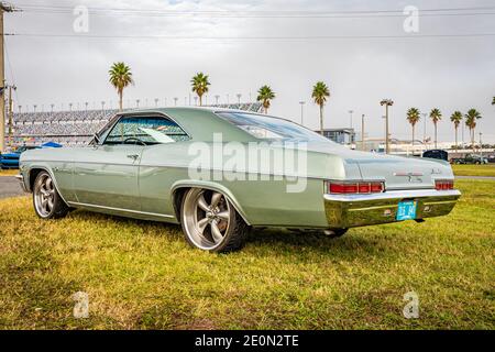 Daytona Beach, FL - 29 novembre 2020: 1966 Chevrolet Impala in occasione di una mostra di auto locale. Foto Stock