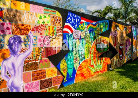 Murales d'arte a Wynwood Walls nel quartiere d'arte di Miami, Florida. Foto Stock