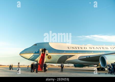 Washington, Stati Uniti d'America. 23 dicembre 2020. Il presidente Donald J. Trump e la First Lady Melania Trump salono a bordo dell'Air Force One alla base congiunta Andrews, Md. Mercoledì 23 dicembre 2020, in viaggio per la gente della Florida: Il presidente Donald J. Trump e la First Lady Melania Trump Credit: Storms Media Group/Alamy Live News Foto Stock