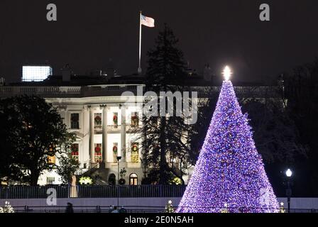 Washington, Stati Uniti d'America. 01 dicembre 2020. Il National Christmas Tree è visto a PresidentÕs Park, l'Ellipse della Casa Bianca Mercoledì, 2 dicembre 2020, a Washington, D.C persone: Presidente Donald Trump Credit: Storms Media Group/Alamy Live News Foto Stock