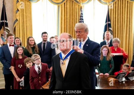 Washington, Stati Uniti d'America. 07 dicembre 2020. Il presidente Donald J. Trump presenta la medaglia presidenziale della libertà a Dan Gable lunedì 7 dicembre 2020, presso l'Ufficio ovale della Casa Bianca. Persone: Presidente Donald Trump, Dan Gable Credit: Storms Media Group/Alamy Live News Foto Stock