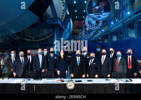 Il Vice Presidente Mike Pence propone una foto con i partecipanti all'ottava riunione del Consiglio spaziale Nazionale Mercoledì 9 dicembre 2020, presso il Centro Apollo/Saturn V del Centro spaziale Kennedy di Cape Canaveral, FLA People: Vice Presidente Mike Pence Credit: Storms Media Group/Alamy Live News Foto Stock