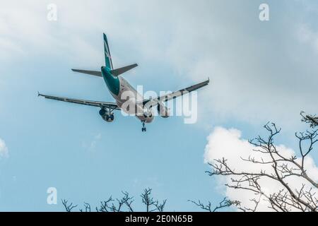 Singapore - 3 giugno 2018: Silk Air Airbus A320 in avvicinamento finale all'aeroporto di Changi Foto Stock