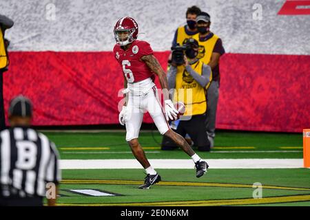 Arlington, Texas, Stati Uniti. 01 gennaio 2021. Alabama Crimson Tide Wide Receiver DeVonta Smith (6) prende un pass per un touchdown in una partita tra l'Alabama Crimson Tide e la Notre Dame Fighting Irish della partita di football della CFP Semifinale Rose Bowl del 2021 presentata da Capital One all'AT&T Stadium di Arlington, Texas, 1 gennaio, 2021.Manny Flores/CSM Credit: CAL Sport Media/Alamy Live News Foto Stock