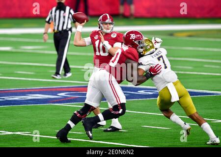 Arlington, Texas, Stati Uniti. 01 gennaio 2021. Alabama Crimson Tide quarterback Mac Jones (10) guarda downfield in una partita tra l'Alabama Crimson Tide e il Notre Dame Fighting Irish della CFP Semifinale Rose Bowl 2021 presentata da Capital One all'AT&T Stadium di Arlington, Texas, 1 gennaio 2021.Manny Flores/CSM Credit: CAL Sport Media/Alamy Live News Foto Stock