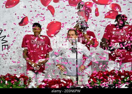 Arlington, Texas, Stati Uniti. 01 gennaio 2021. Alabama Crimson Tide Head Coach Nick Saban detiene il trofeo dopo la partita tra l'Alabama Crimson Tide e la Notre Dame Fighting Irish della partita di football della CFP Semifinale Rose Bowl 2021 presentata da Capital One all'AT&T Stadium di Arlington, Texas, 1 gennaio 2021.Manny Flores/CSM Credit: CAL Sport Media/Alamy Live News Foto Stock