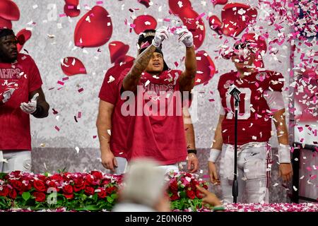 Arlington, Texas, Stati Uniti. 01 gennaio 2021. Alabama Crimson Tide Defensive Back Patrick Surtain II (2) è nominato giocatore difensivo del gioco in una partita tra l'Alabama Crimson Tide e la Notre Dame Fighting Irish della partita di football della CFP Semifinale Rose Bowl del 2021 presentata da Capital One allo stadio AT&T di Arlington, Texas, 1 gennaio 2021.Manny Flores/CSM Credit: CAL Sport Media/Alamy Live News Foto Stock