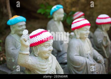 Statue di l'originale seguaci di Buddha (chiamato Shaka Nyorai in Giappone), con tappi in maglia a Daisho-in (Tempio Daishoin Tempio), Miyajima, Giappone. Foto Stock