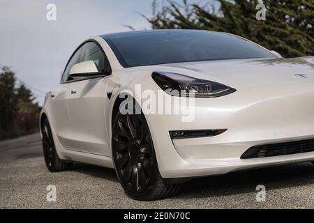 Moss Beach USA - 1 gennaio 2021: Auto elettrica Pearl White Tesla Model 3 a doppio motore ad alte prestazioni AWD con ruote Uberturbine da 20 pollici vicino a San Francisco Foto Stock