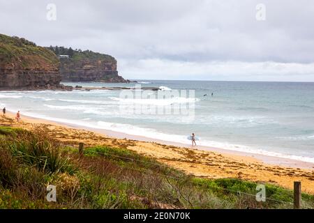 Sydney, Australia. Sabato 2 gennaio 2021, la parte superiore delle spiagge settentrionali di Sydney rimarrà in blocco almeno fino al 9 gennaio 2021, Ciò include il sobborgo di Newport Beach dove i test COVID nel parcheggio auto della spiaggia continuano e la spiaggia stessa è molto tranquilla come i residenti prestano attenzione ai consigli per rimanere a casa, un'estate bagnata e nuvolosa sta anche incoraggiando i residenti a rimanere a casa. Credit: martin Berry/Alamy Live News Foto Stock