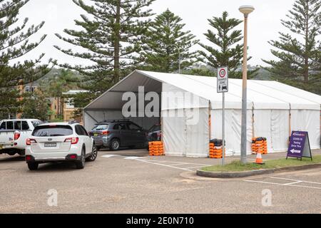 Sydney, Australia. Sabato 2 gennaio 2021, la parte superiore delle spiagge settentrionali di Sydney rimarrà in blocco almeno fino al 9 gennaio 2021, Ciò include il sobborgo di Newport Beach dove i test COVID nel parcheggio auto della spiaggia continuano e la spiaggia stessa è molto tranquilla come i residenti prestano attenzione ai consigli per rimanere a casa, un'estate bagnata e nuvolosa sta anche incoraggiando i residenti a rimanere a casa. Credit: martin Berry/Alamy Live News Foto Stock