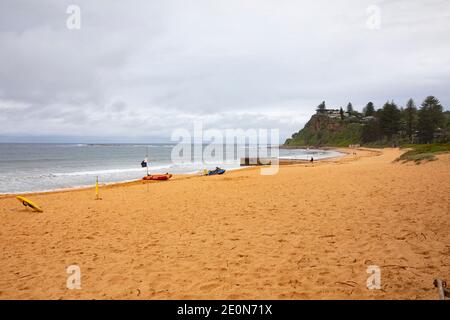 Sydney, Australia. Sabato 2 gennaio 2021, la parte superiore delle spiagge settentrionali di Sydney rimarrà in blocco almeno fino al 9 gennaio 2021, Ciò include il sobborgo di Newport Beach dove i test COVID nel parcheggio auto della spiaggia continuano e la spiaggia stessa è molto tranquilla come i residenti prestano attenzione ai consigli per rimanere a casa, un'estate bagnata e nuvolosa sta anche incoraggiando i residenti a rimanere a casa. Credit: martin Berry/Alamy Live News Foto Stock