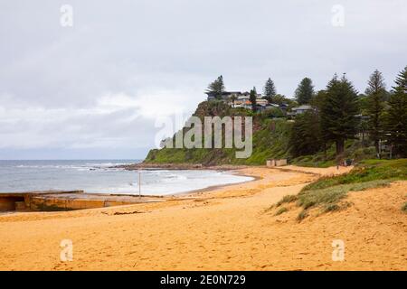 Sydney, Australia. Sabato 2 gennaio 2021, la parte superiore delle spiagge settentrionali di Sydney rimarrà in blocco almeno fino al 9 gennaio 2021, Ciò include il sobborgo di Newport Beach dove i test COVID nel parcheggio auto della spiaggia continuano e la spiaggia stessa è molto tranquilla come i residenti prestano attenzione ai consigli per rimanere a casa, un'estate bagnata e nuvolosa sta anche incoraggiando i residenti a rimanere a casa. Credit: martin Berry/Alamy Live News Foto Stock