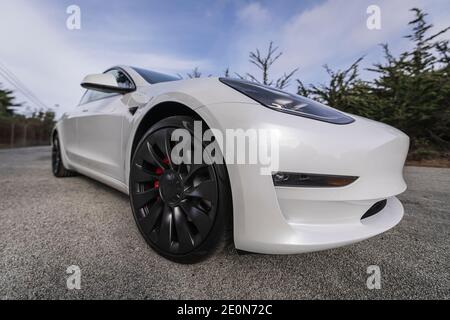 Moss Beach USA - 1 gennaio 2021: Auto elettrica Pearl White Tesla Model 3 a doppio motore ad alte prestazioni AWD con ruote Uberturbine da 20 pollici vicino a San Francisco Foto Stock