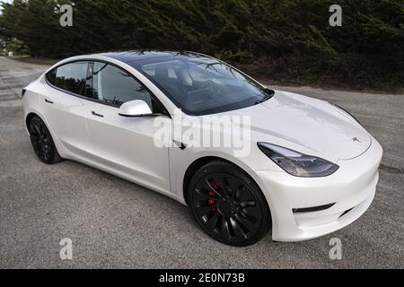 Moss Beach USA - 1 gennaio 2021: Auto elettrica Pearl White Tesla Model 3 a doppio motore ad alte prestazioni AWD con ruote Uberturbine da 20 pollici vicino a San Francisco Foto Stock