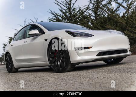 Moss Beach USA - 1 gennaio 2021: Auto elettrica Pearl White Tesla Model 3 a doppio motore ad alte prestazioni AWD con ruote Uberturbine da 20 pollici vicino a San Francisco Foto Stock