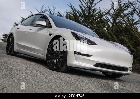 Moss Beach USA - 1 gennaio 2021: Auto elettrica Pearl White Tesla Model 3 a doppio motore ad alte prestazioni AWD con ruote Uberturbine da 20 pollici vicino a San Francisco Foto Stock