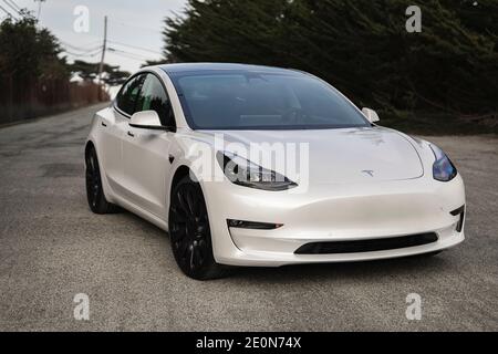 Moss Beach USA - 1 gennaio 2021: Auto elettrica Pearl White Tesla Model 3 a doppio motore ad alte prestazioni AWD con ruote Uberturbine da 20 pollici vicino a San Francisco Foto Stock