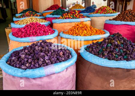 Un'esposizione colorata di sacchi contenenti vari frutti secchi in vendita nella medina di Marrakech, Marocco. Marrakech è stata fondata nel 1062. Foto Stock