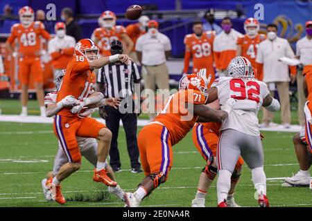 New Orleans, Louisiana, Stati Uniti. 1 gennaio 2021. Il quarto di Clemson Tigers Trevor Lawrence (16) si lancia mentre viene colpito durante la partita tra i Buckeyes dello stato dell'Ohio e i Clemson Tigers al Mercedes-Benz Superdome, New Orleans, Louisiana. Credit: Scott Stuart/ZUMA Wire/Alamy Live News Foto Stock