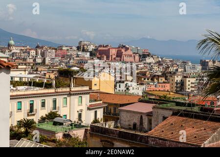 Vista sui tetti di Napoli, Italia, verso il porto, con la scuola militare Nunziatella prominente Foto Stock