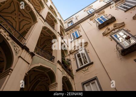Il Palazzo Spagnolo, conosciuto in italiano come Palazzo dello Spagnolom, è un palazzo di notevole architettura a Napoli Foto Stock
