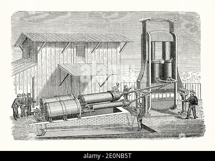 Una vecchia incisione di operai che azionano una pressa idraulica per balle a vapore nel 1800. E 'da un libro di ingegneria meccanica vittoriana del 1880. Il vapore vivo viene immesso nei cilindri e nelle camere orizzontali (sinistra). Attraverso le tubazioni di collegamento, la pressione creata forza i pistoni idraulici verticali (destro) a spingere verso il basso, comprimendo le balle di cotone (o altro materiale) trattenute tra le piastre sottostanti. La balla compressa risultante è stata più semplice per la manipolazione e il trasporto. Foto Stock