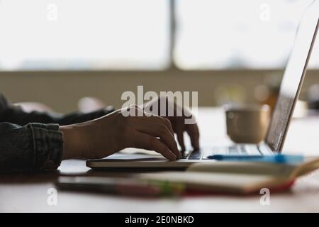 ombreggiare le mani digitando Foto Stock