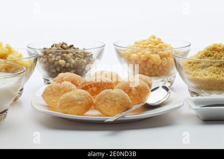 Dahi Batata Puri - Chaat indiano snack fatto con salsa piccante pane fritto verdure cagliato patate e SEV. Foto Stock