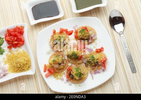 SEV Puri farina fritta (puri) condita con SEV, cipolla, patate e altro masala Foto Stock