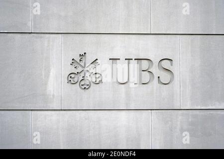 Logo di una banca svizzera UBS scolpito sulla parete dell'edificio nel centro di Zurigo, sulla Bahnhofstrasse, la strada più costosa della città. Foto Stock